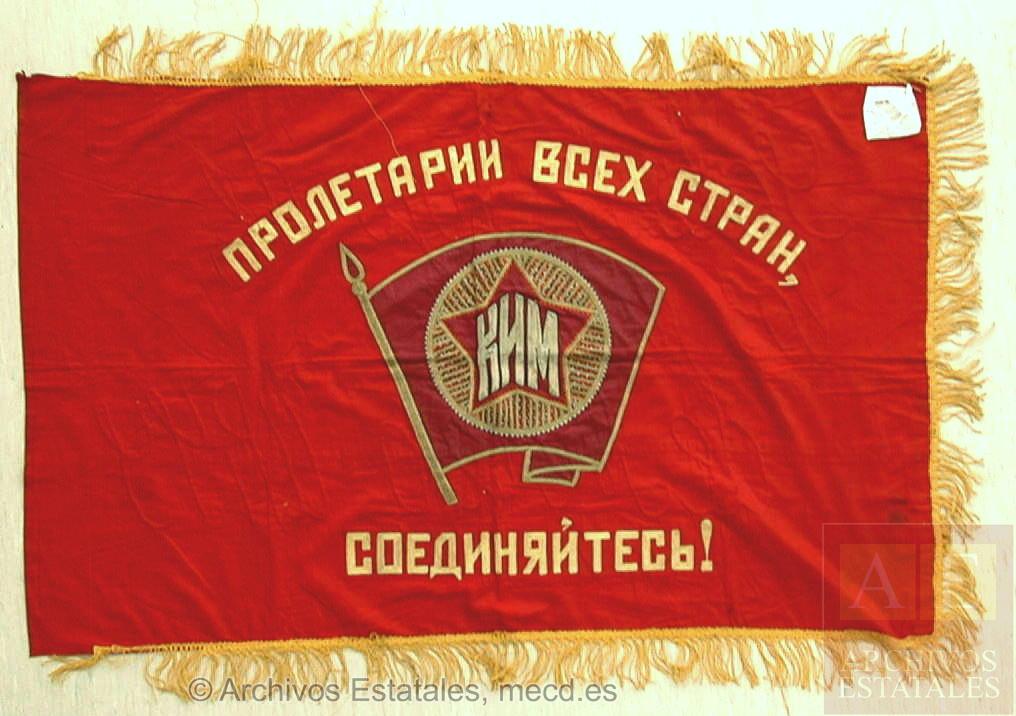 Bandera de la KIM Kommunistichesky Internacional Molodyozhi que se conserva en el Centro Documental de la Memoria Histórica
