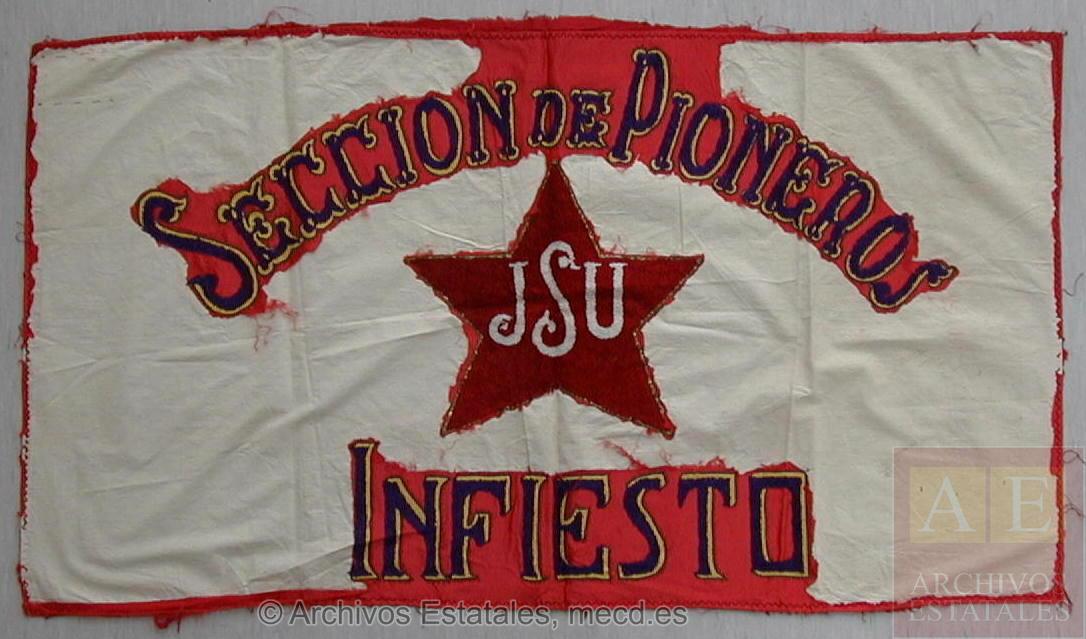 Bandera de la Sección de Pioneros de las JSU de Infiesto que se conserva en el Centro Documental de la Memoria Histórica